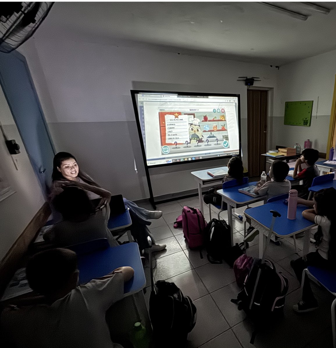 Alunos em sala de aula interativa